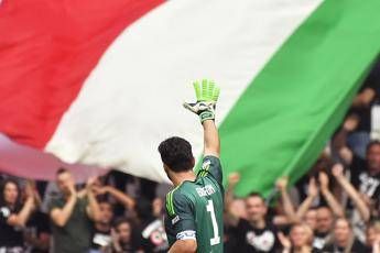Lacrime e standing ovation per Buffon Lacrime e standing ovation per Buffon