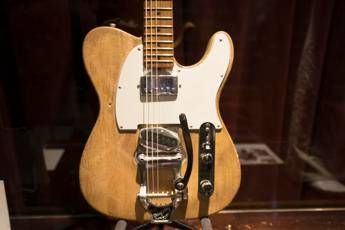 Venduta all'asta la chitarra di Bob Dylan ed Eric Clapton Venduta all'asta la chitarra di Bob Dylan ed Eric Clapton