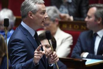 Parigi avverte Roma: Rispetti impegni o l'Eurozona rischia Parigi avverte Roma: Rispetti impegni o l'Eurozona rischia