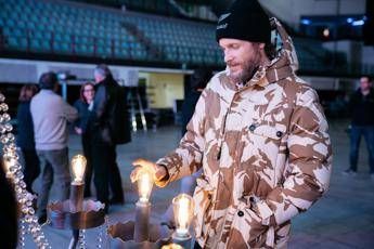 Jovanotti, in beneficenza i lampadari del tour Jovanotti, in beneficenza i lampadari del tour