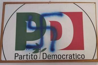 Svastica su targa sede Pd Svastica su targa sede Pd