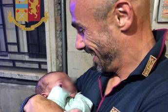 Neonato abbandonato in strada a Brescia, caccia ai genitori Neonato abbandonato in strada a Brescia, caccia ai genitori