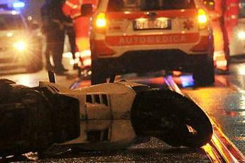 Roma, camion contro scooter: muore 26enne Roma, camion contro scooter: muore 26enne