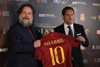 Russel Crowe al Colosseo con Totti per 'Il Gladiatore' in concerto Russel Crowe al Colosseo con Totti per 'Il Gladiatore' in concerto