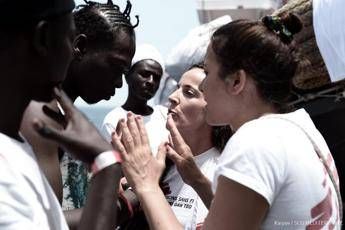 Aquarius, uomo minaccia di buttarsi in mare Aquarius, uomo minaccia di buttarsi in mare