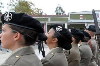 Soldatessa ferita da mortaio durante esercitazione Soldatessa ferita da mortaio durante esercitazione