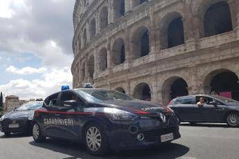 Stacca frammento del Colosseo come 'souvenir' Stacca frammento del Colosseo come 'souvenir'
