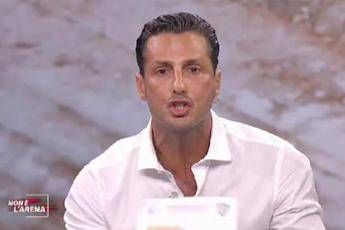 Smorfie e insulti, scontro Corona-Mughini Smorfie e insulti, scontro Corona-Mughini