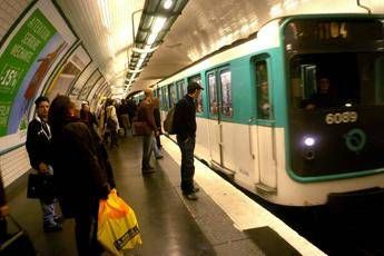 Nasce in metro a Parigi, trasporto gratis fino a 25 anni Nasce in metro a Parigi, trasporto gratis fino a 25 anni