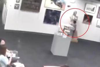 Bimbo rompe statua, chiesti 132 mila dollari ai genitori Bimbo rompe statua, chiesti 132 mila dollari ai genitori