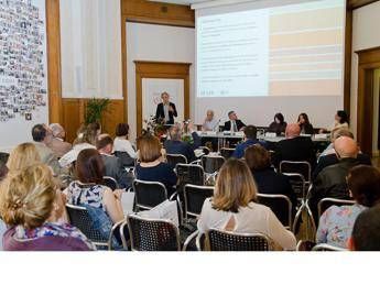 Il colore migliorerà la vita a Milano e nelle città italiane. Queste le conclusioni di un pool di esperti riunitosi per confrontarsi sul rapporto tra architettura, colore e benessere Il colore migliorerà la vita a Milano e nelle città italiane. Queste le conclusioni di un pool di esperti riunitosi per confrontarsi sul rapporto tra architettura, colore e benessere