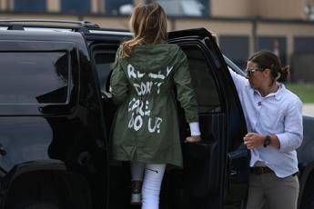 Scoppia il 'caso giacca' di Melania Scoppia il 'caso giacca' di Melania