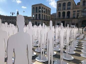 A Milano iniziativa Ugl, 1029 sagome bianche in memoria vittime lavoro A Milano iniziativa Ugl, 1029 sagome bianche in memoria vittime lavoro