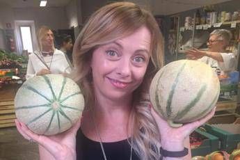 L'ironia di Giorgia: Sei Meloni? Devi melonare L'ironia di Giorgia: Sei Meloni? Devi melonare