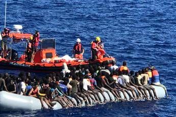 Lifeline a Salvini: Vieni, ci sono esseri umani Non pezzi di carne, ma persone Lifeline a Salvini: Vieni, ci sono esseri umani Non pezzi di carne, ma persone