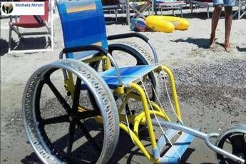 Rubata in spiaggia carrozzina per disabili Rubata in spiaggia carrozzina per disabili