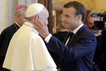 Salvini contro Macron: Mai visto uno che accarezza il Papa Salvini contro Macron: Mai visto uno che accarezza il Papa