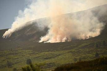 Fuoco intorno a Manchester, centinaia evacuati Fuoco intorno a Manchester, centinaia evacuati
