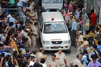 Giallo a Nuova Delhi, in 11 bendati e impiccati in casa Giallo a Nuova Delhi, in 11 bendati e impiccati in casa
