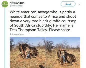 Uccide una giraffa e posta foto, insultata sui social Uccide una giraffa e posta foto, insultata sui social
