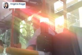 Raggi posta video degli scrocconi sul bus Raggi posta video degli scrocconi sul bus