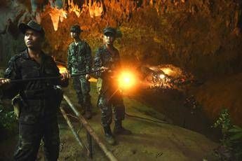 Thailandia, ragazzini imparano a usare maschere da sub Thailandia, ragazzini imparano a usare maschere da sub