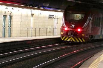 Guasto al treno, passeggeri a piedi sui binari Guasto al treno, passeggeri a piedi sui binari