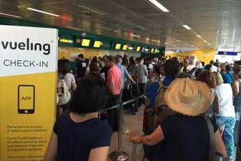 Vueling, sciopero assistenti di volo il 21 luglio Vueling, sciopero assistenti di volo il 21 luglio