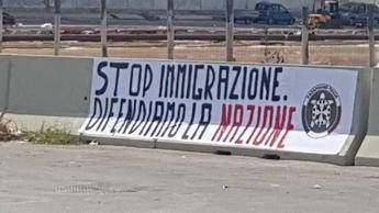 Sbarco a Trapani, striscione Casapound contro migranti Sbarco a Trapani, striscione Casapound contro migranti