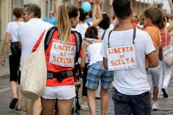 Si vanta per certificato falso, bufera su mamma no vax Si vanta per certificato falso, bufera su mamma no vax