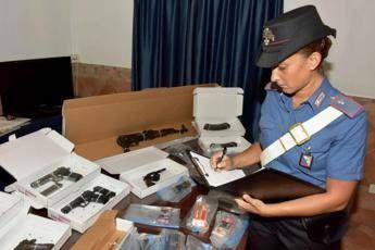 Pistole, mitra e bombe a mano: l'arsenale in cantina Pistole, mitra e bombe a mano: l'arsenale in cantina