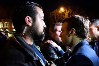 Macron licenzia agente che picchiò manifestanti Macron licenzia agente che picchiò manifestanti