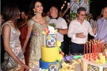 Cucinotta spegne 50 candeline, festa tra vip per l'attrice de 'Il Postino' Cucinotta spegne 50 candeline, festa tra vip per l'attrice de 'Il Postino'