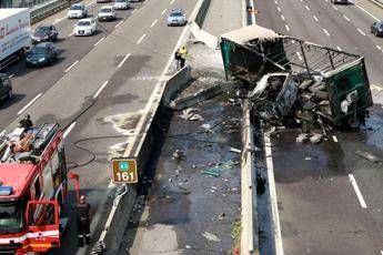 Camion prende fuoco sull'A4 Camion prende fuoco sull'A4