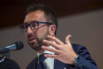 Bonafede: 'Senato come circolo ricreativo'. Bagarre in Senato Bonafede: 'Senato come circolo ricreativo'. Bagarre in Senato
