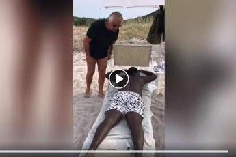 Salvini dove sei?, ironia Grillo in spiaggia Salvini dove sei?, ironia Grillo in spiaggia
