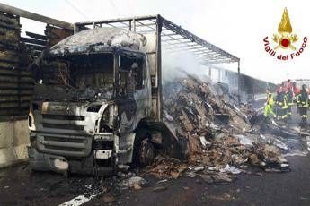 Schianto e fiamme sull'A4: due morti Schianto e fiamme sull'A4: due morti