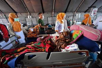 Indonesia, 381 morti nel sisma Indonesia, 381 morti nel sisma