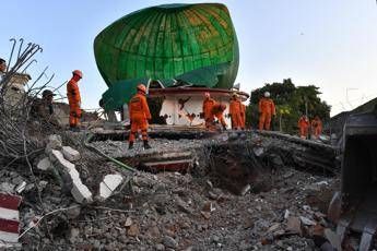 Indonesia, uomo estratto vivo dalle macerie Indonesia, uomo estratto vivo dalle macerie