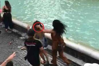 Maxi rissa tra turisti per selfie a Fontana di Trevi Maxi rissa tra turisti per selfie a Fontana di Trevi