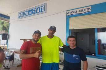 Dorme sul materassino e finisce al largo: salvato da polizia Dorme sul materassino e finisce al largo: salvato da polizia