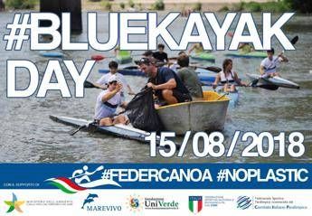 Tutti in canoa, Ferragosto è 'no plastic' Tutti in canoa, Ferragosto è 'no plastic'