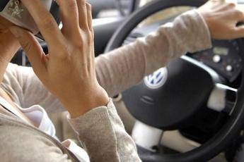 Cellulare alla guida, possibile ritiro patente Cellulare alla guida, possibile ritiro patente