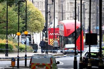 Auto si schianta contro barriere Westminster Auto si schianta contro barriere Westminster
