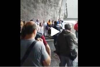 Tensione in galleria, il poliziotto riporta la calma Tensione in galleria, il poliziotto riporta la calma