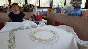 Ragazza disabile lavora un anno intero a coperta ricamata Ragazza disabile lavora un anno intero a coperta ricamata