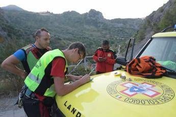 Lo cercavano nei boschi: era caduto in un tombino Lo cercavano nei boschi: era caduto in un tombino