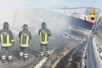 Scontro fra auto e tir sull'A1: morti padre e figlio Scontro fra auto e tir sull'A1: morti padre e figlio