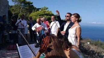 Coppia di sposi sceglie Marettimo per il matrimonio Coppia di sposi sceglie Marettimo per il matrimonio
