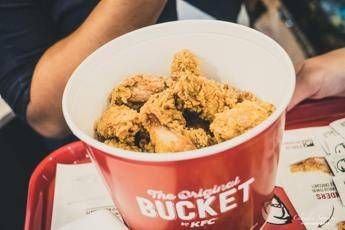Pollo fritto per tutti: il fast food dona le eccedenze alimentari Pollo fritto per tutti: il fast food dona le eccedenze alimentari
